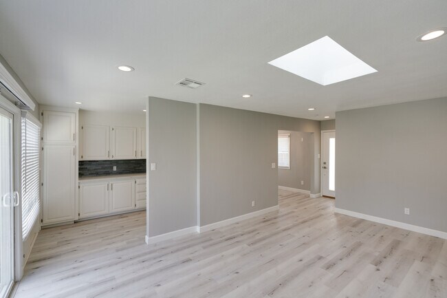 Building Photo - 405 S Fernwood Cir