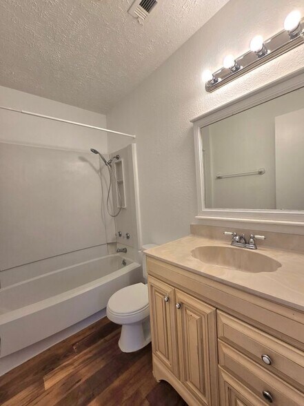 Building Photo - 15208 Spring Hill Ln