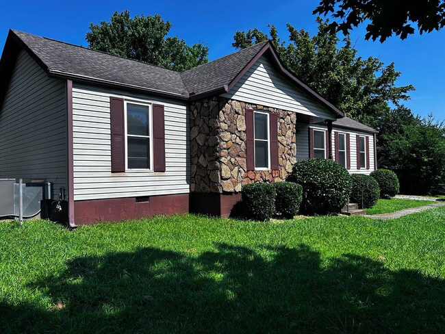 Building Photo - Large three bedroom, one and a half bath t...