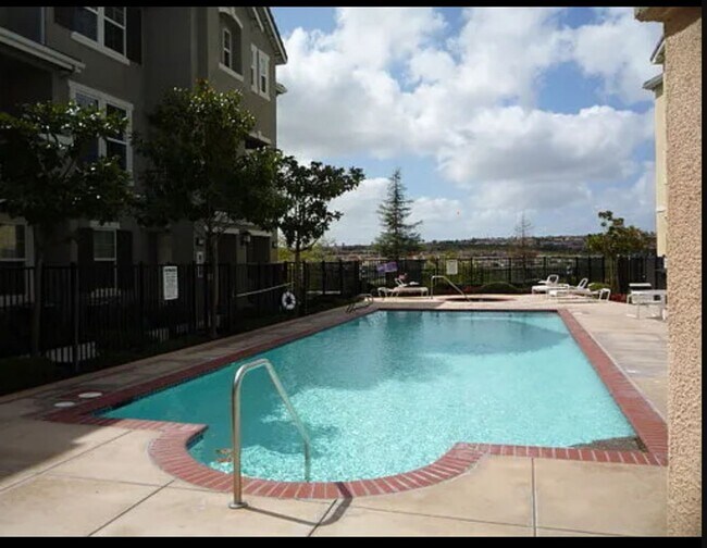 Building Photo - Charming 4 bedroom 4 bathroom in heart of East Lake!