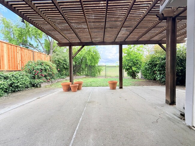 Building Photo - Charming and Move-in Ready, 3BD/2.5BA, Two-Story Townhome in Canyon Green at Canyon Lakes in San ...