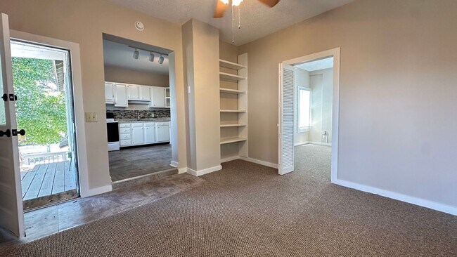 Building Photo - Great downtown location just 1-1/2 blocks off Centre St.!