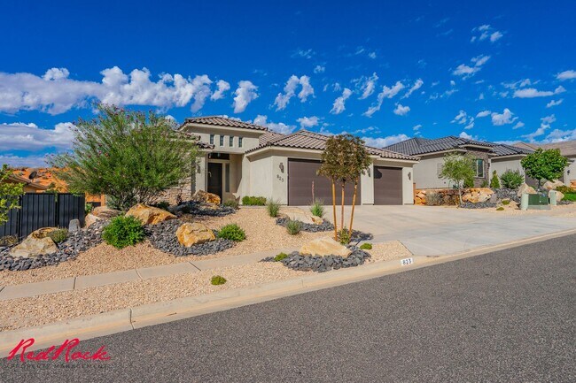 Building Photo - Stunning 4 Bedroom Home with Gorgeous Back...