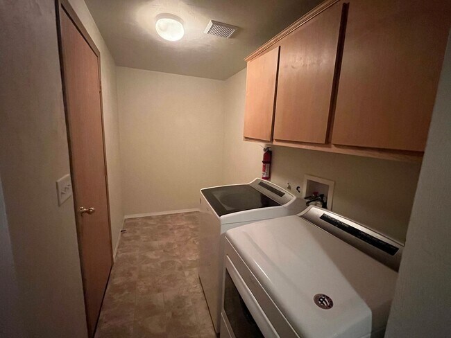 Building Photo - 3 bdrm/2.1 bath Duplex for Rent in Harrisburg