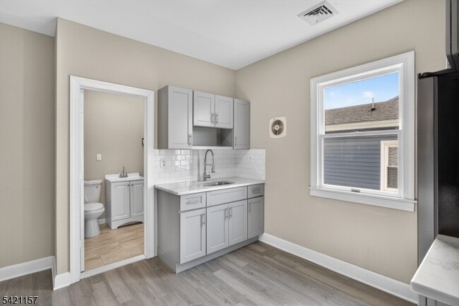 Building Photo - 378 Grand St