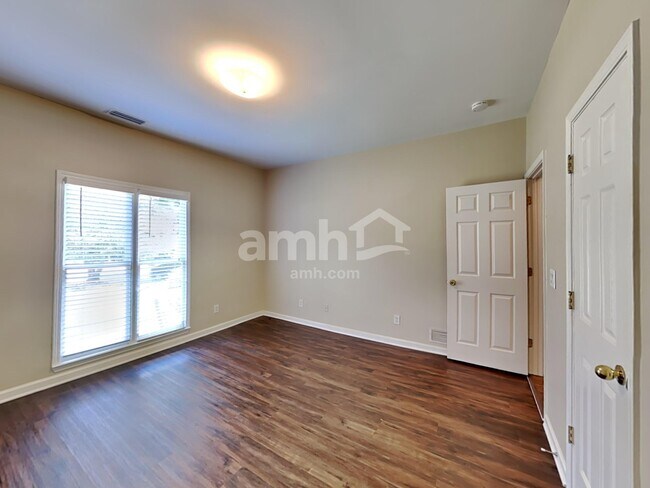 Building Photo - 7270 Wyngate Dr