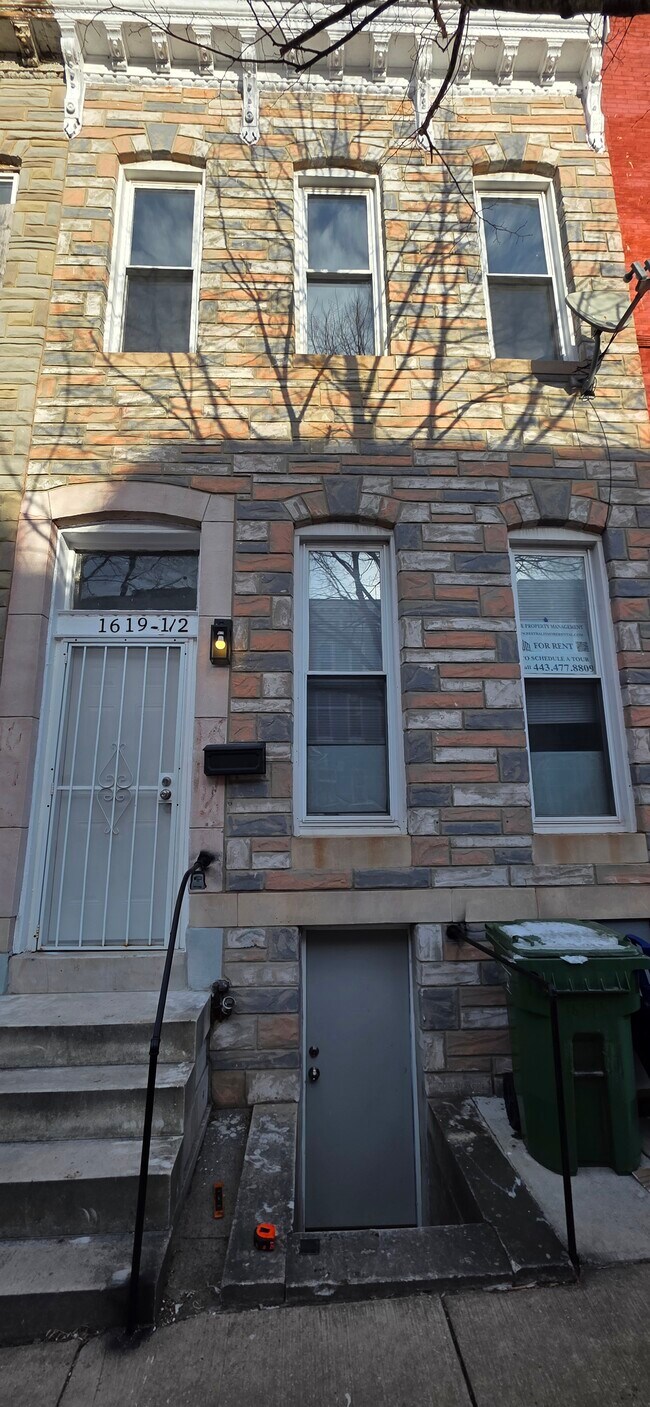 Building Photo - 1619 1/2 Division St-