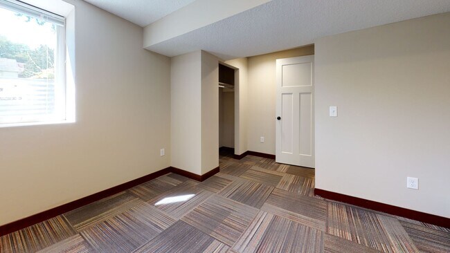 Building Photo - Renovated 6-Bedroom Single-Family House