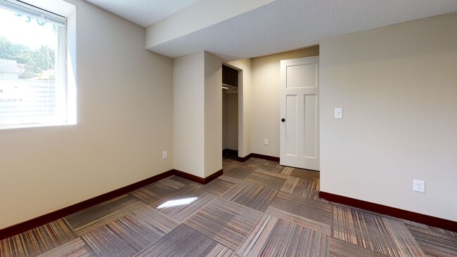 Building Photo - Renovated Six Bedroom single family house !