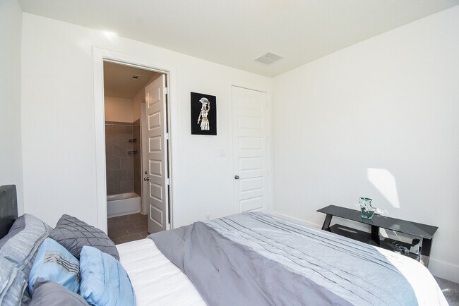 Building Photo - 823 Sarasota Shore Dr