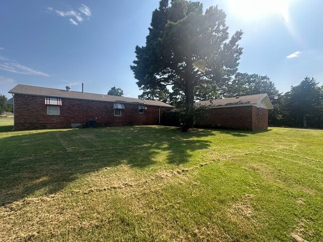 Building Photo - 16881 Beau-Kay Dr