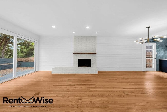 Building Photo - 315 Crestmont Dr