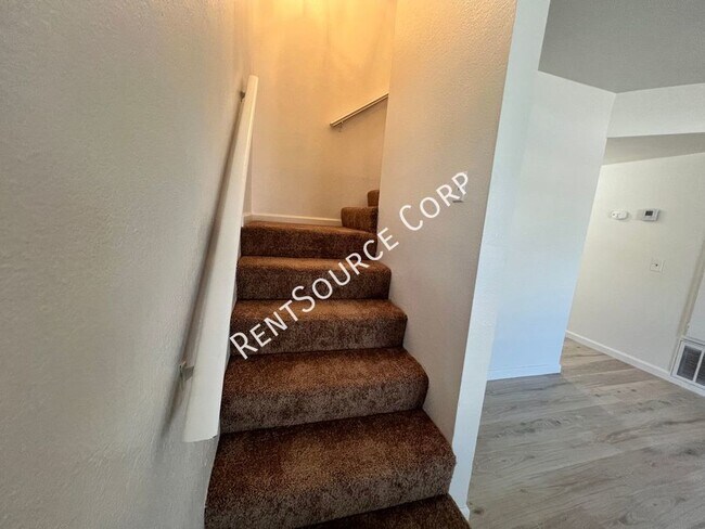 Building Photo - 3 Bedroom Two Story Townhome for Rent in E...
