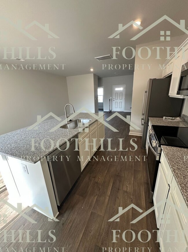 Building Photo - 104 Lowland Dr