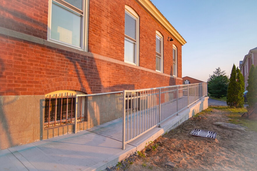 Building Photo - 34 US Oval