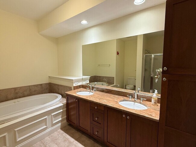 Building Photo - 2000 Davenport Ave