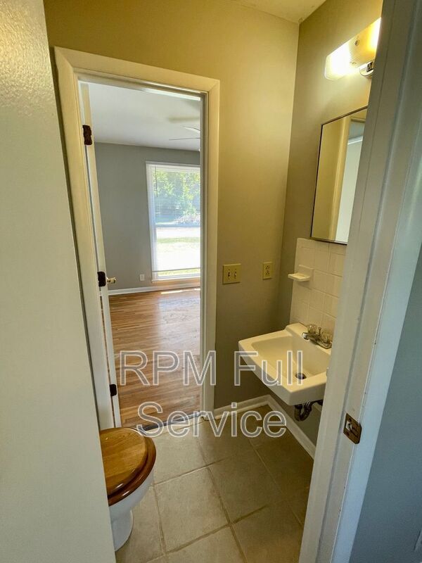 Building Photo - 465 Clearwater Dr