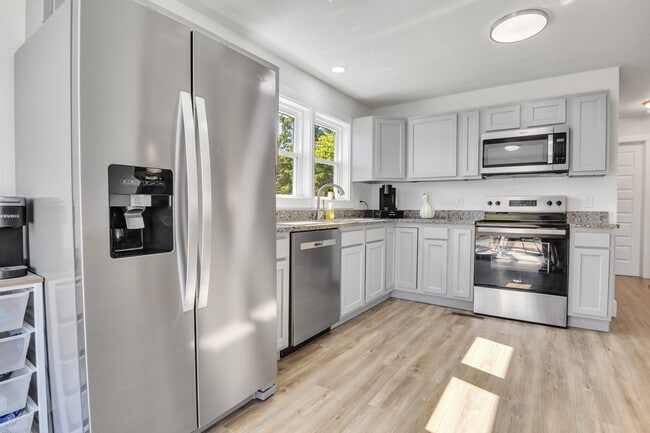 Building Photo - 330 Birdwell Cir