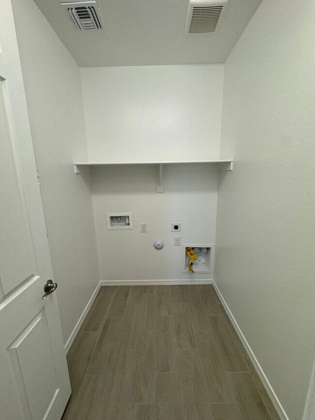 Building Photo - NEW 5 Bedroom 3 bathroom home in Surprise!