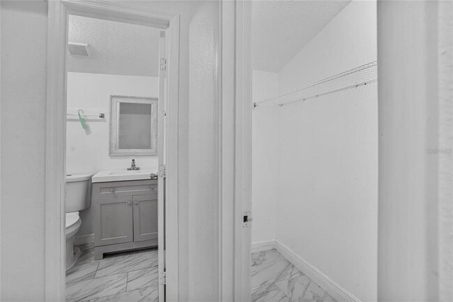 Building Photo - 906 Celery Ave