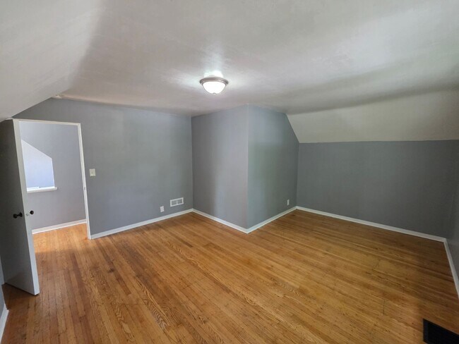 Building Photo - Large Single Family House Available Now 3 to 4 Beds 1.5 Bath over 2000 SQ FT