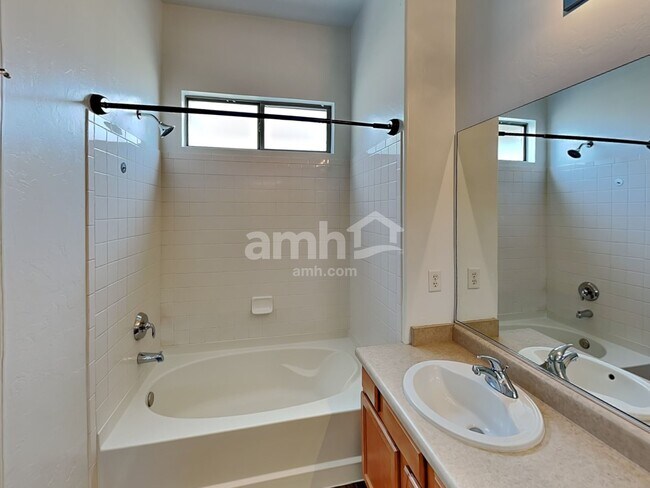 Building Photo - 33 E Calle Vivaz