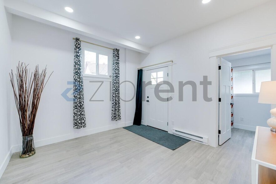 Building Photo - 907 S Ainsworth Ave