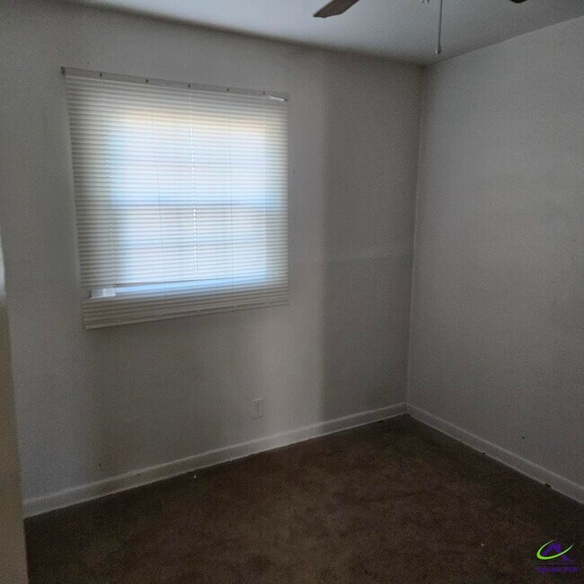 Building Photo - 306 Kingsbury Cir