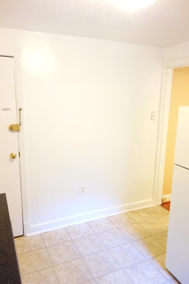 Building Photo - 8409 Greenwood Ave