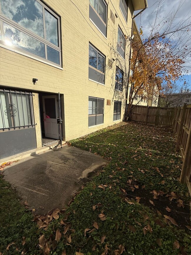 Building Photo - Beautiful 2 Bedroom 1 Bath Condo Conveniently Located