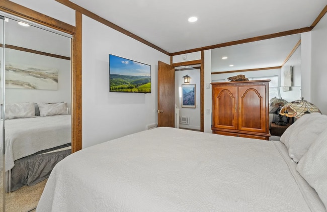 Building Photo - Fully Furnished 2 Bed / 2 Bath Corner Unit...