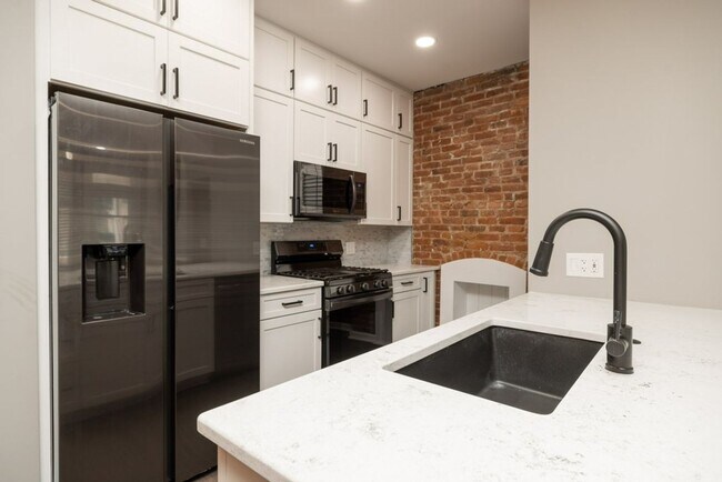 Building Photo - E 11th Ave 162-164 MLR