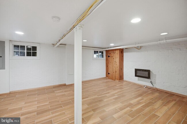 Building Photo - 3839 Beecher St NW