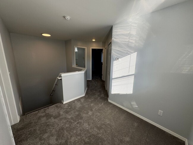 Building Photo - Modern Updated Townhome