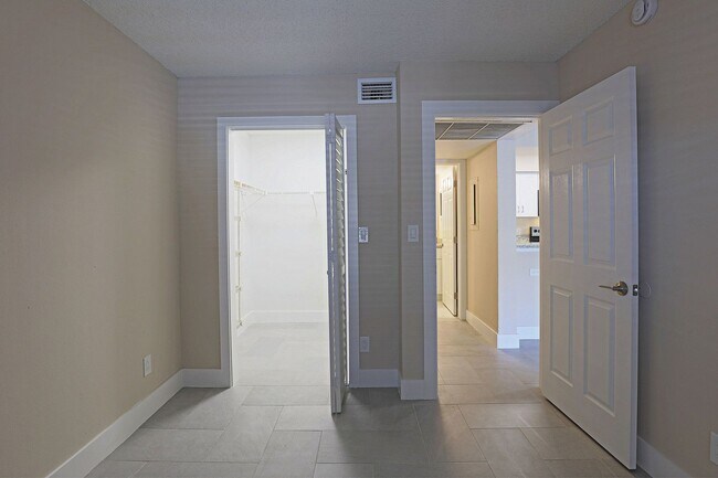 Building Photo - 5331 Summerlin Rd