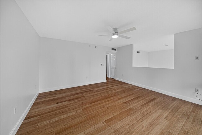 Building Photo - 900 SE 2nd St