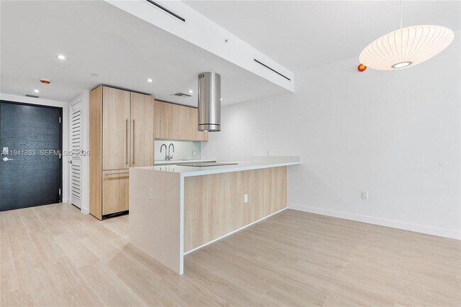 Building Photo - 9901 W Bay Harbor Dr