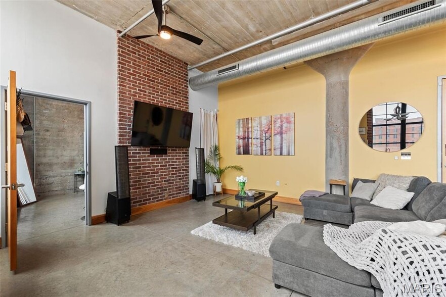 Building Photo - 2323 Locust St