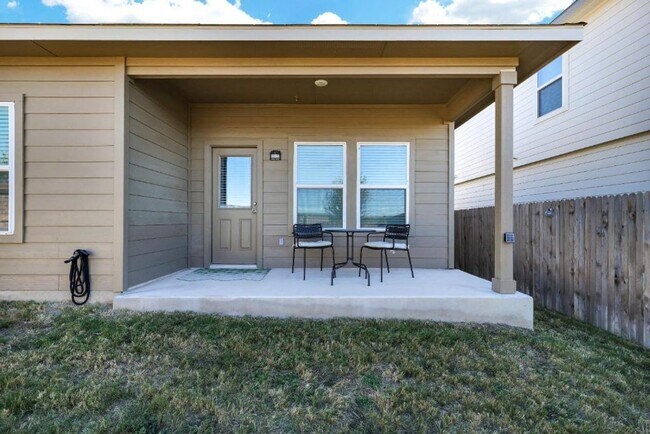 Building Photo - Move in Ready and FULLY FURNISHED 3 BD/2 BA located Far West San Antonio!