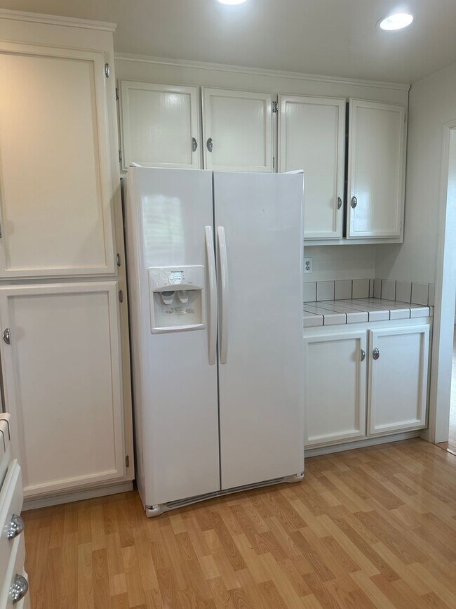Building Photo - 4 Bedrom 2.5 baths Beauty