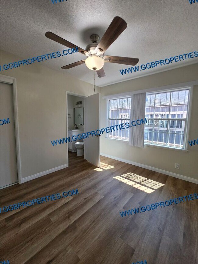 Building Photo - Gorgeous Turnkey 4 BD / 2.5 BA Home in Hawthorne