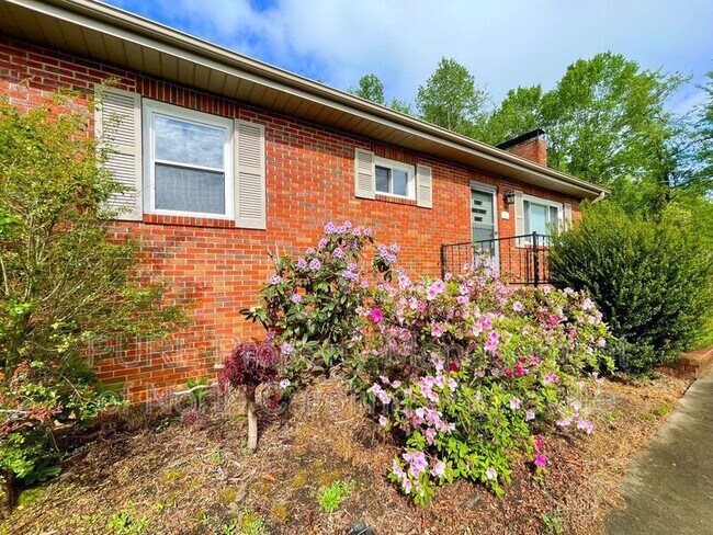 Building Photo - 11 Edgewood Rd S