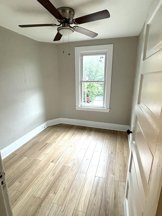 Building Photo - 416 S Urania Ave