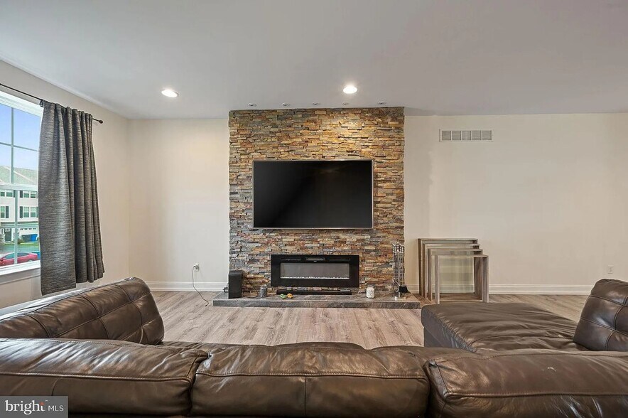 Building Photo - 1340 Carrick Ct