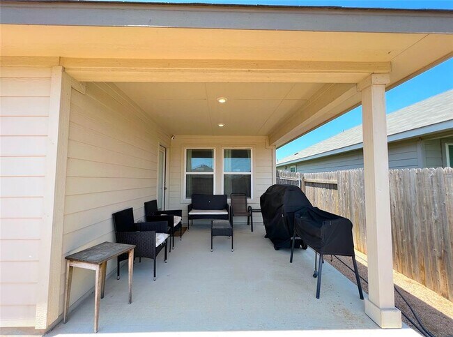 Building Photo - 502 Mossy Rock Dr