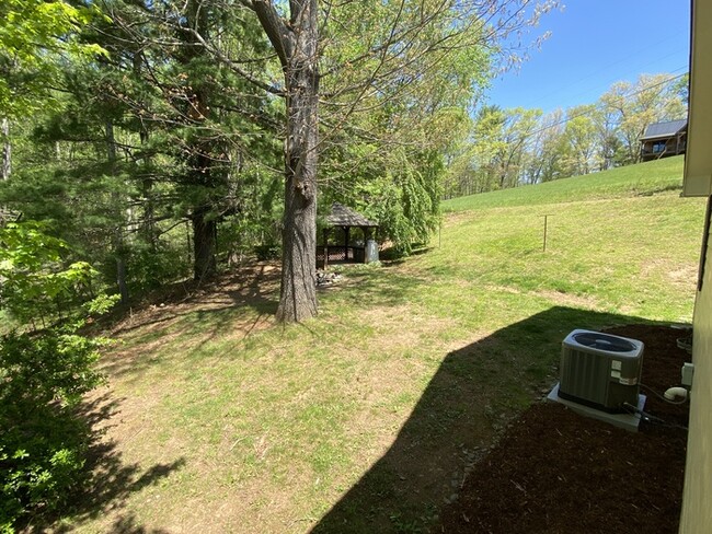Building Photo - 3 bedroom 2 bath with attached garage