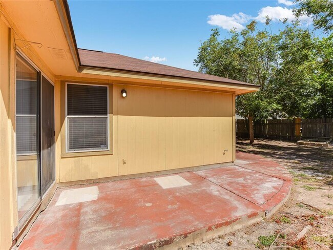 Building Photo - 305 N Heatherwilde Blvd