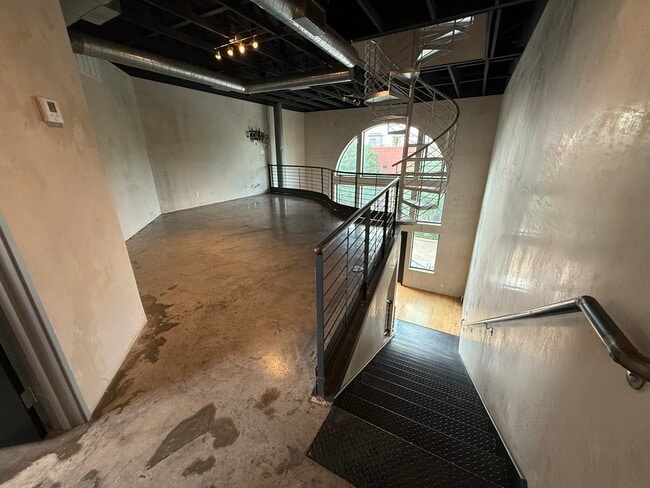 Building Photo - 825 W Daggett Ave