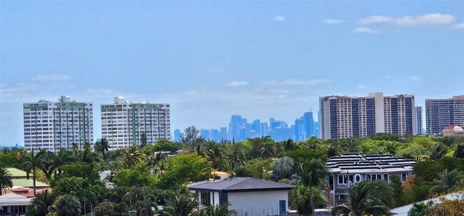 Building Photo - 2000 NE 135th St