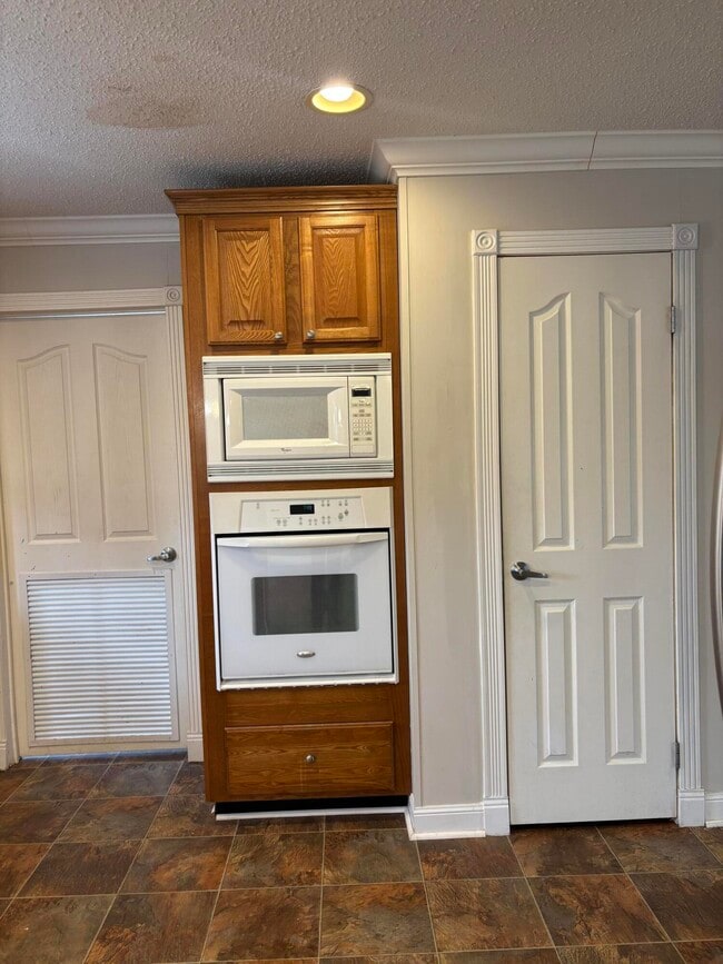 Building Photo - 6115 Dinkins Mill Rd